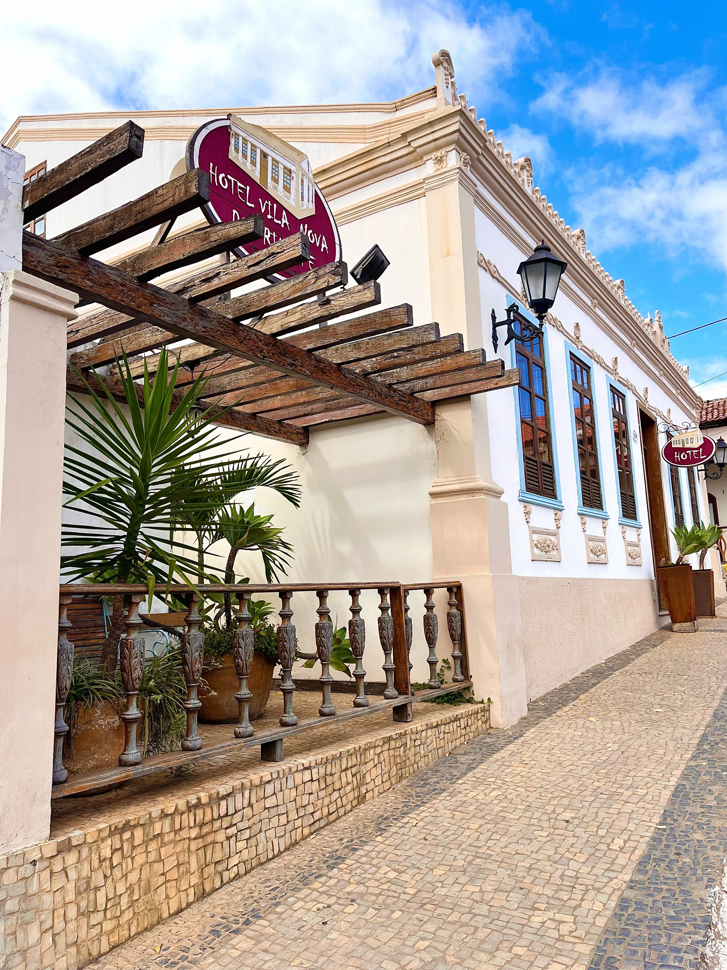Fachada do Hotel Vila Nova do Príncipe